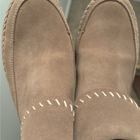 UGG, tan boot zips up the back of the foot very comfort - Picture 7 of 10